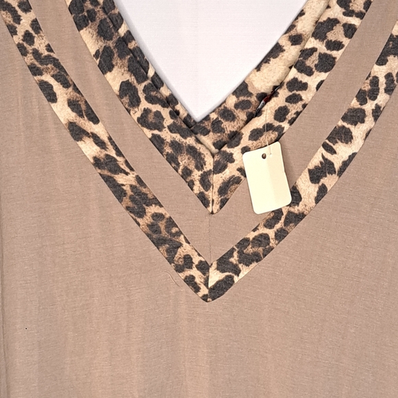 NWT Vision USA Blouse XL Leapoard Trim Tan Free Flowing V-Neck New - Picture 2 of 7